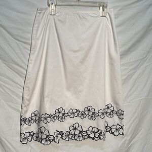 🌼Vintage🌼 Chadwicks White A-Line Skirt with Black Floral Embroidery